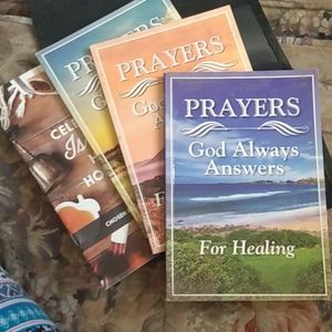 4 books 📚 w/ case